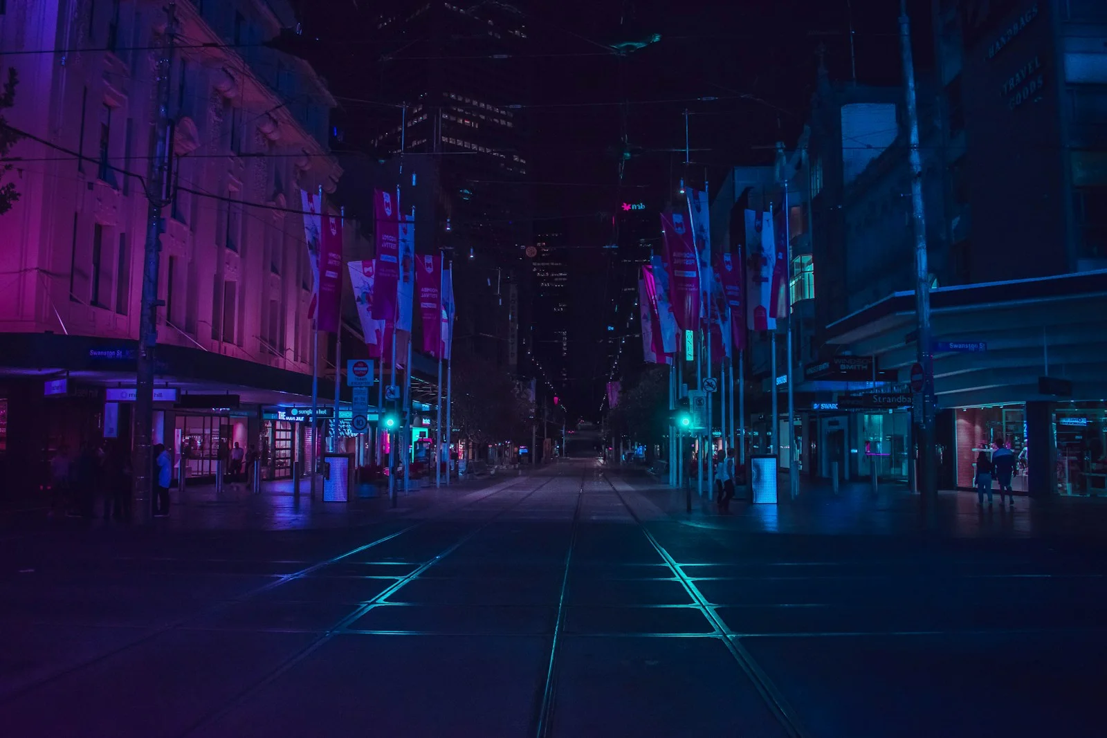 四虎视频私人影院专题：蓝紫霓虹夜间街道摄影